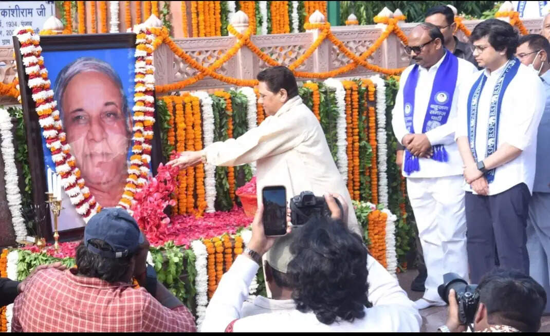 बसपा संस्थापक कांशीराम की पुण्यतिथि पर मायावती ने दी श्रद्धांजलि, दोहराई भारतरत्न की मांग- बोलीं, करोड़ों बहुजन ही मेरा परिवार