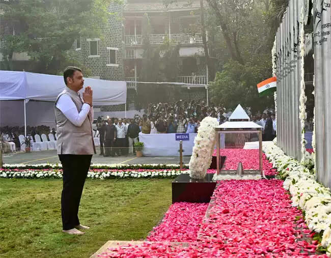 मुख्यमंत्री फडणवीस ने 26/11 आतंकी हमले के शहीदों को श्रद्धांजलि दी