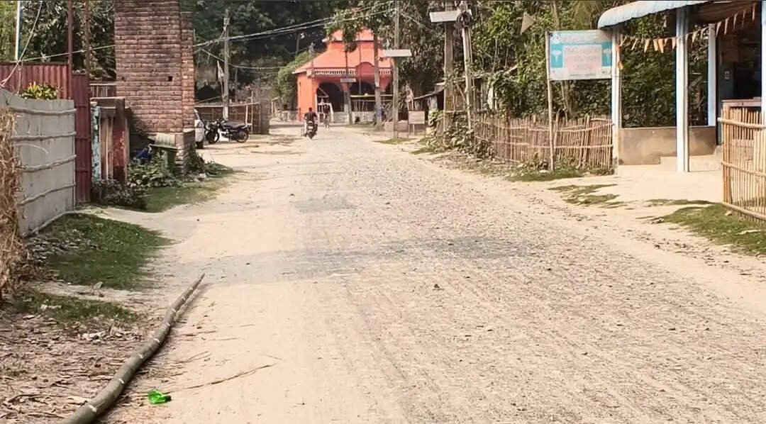 वीरपुर में निर्माणाधीन सड़क बनी मुसीबत: धूल के गुबार से लोग परेशान, सांस की बीमारियों का खतरा बढ़ा