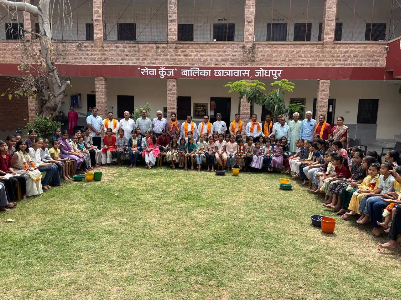 एक सौ आठ बालिकाओं का सामूहिक कन्या पूजन