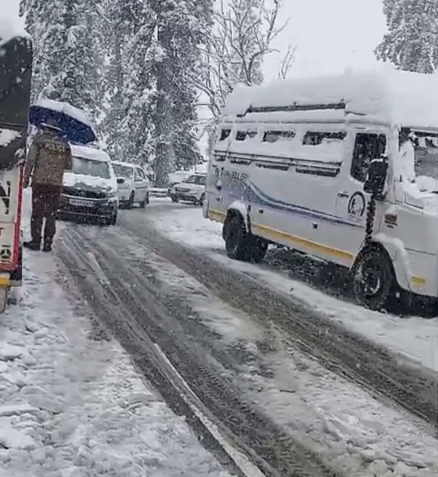 हिमाचल में बर्फबारी से लौटी ठंड, अटल टनल के पास वाहन फंसे, 20 मार्च तक अलर्ट