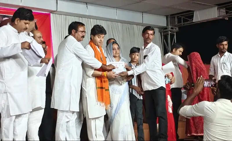 केन्द्रीय मंत्री सिंधिया ने मप्र के अशोकनगर में युवाओं से किया सीधा संवाद