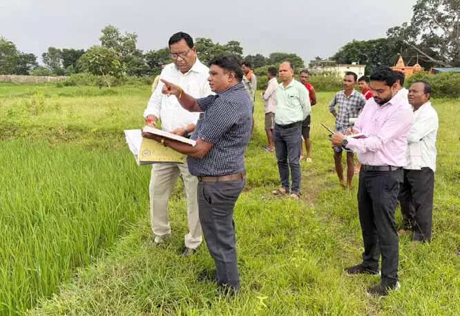 बस्तर कमिश्नर ने खुटपदर एवं मारकेल में लिया डिजिटल क्रॉप सर्वे का जायजा