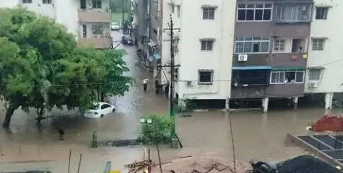 गुजरात में मूसलाधार बारिश, जनजीवन अस्त-व्यस्त, कई स्थानों पर बाढ़ जैसे हालात