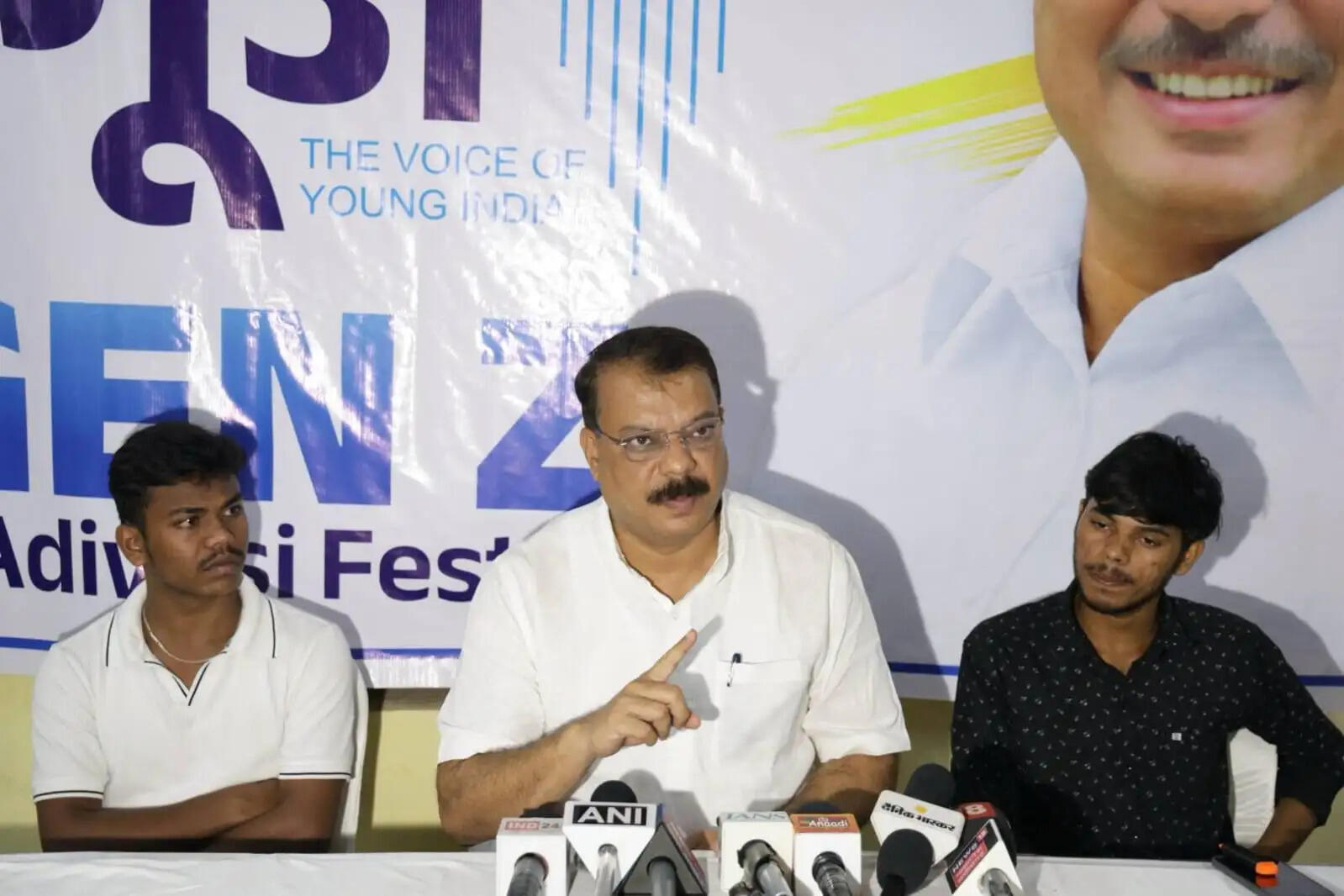 छात्रों की गूंज अभियान के तहत नेता प्रतिपक्ष उमंग सिंघार ने छात्रावास में छात्रों से संवाद किया