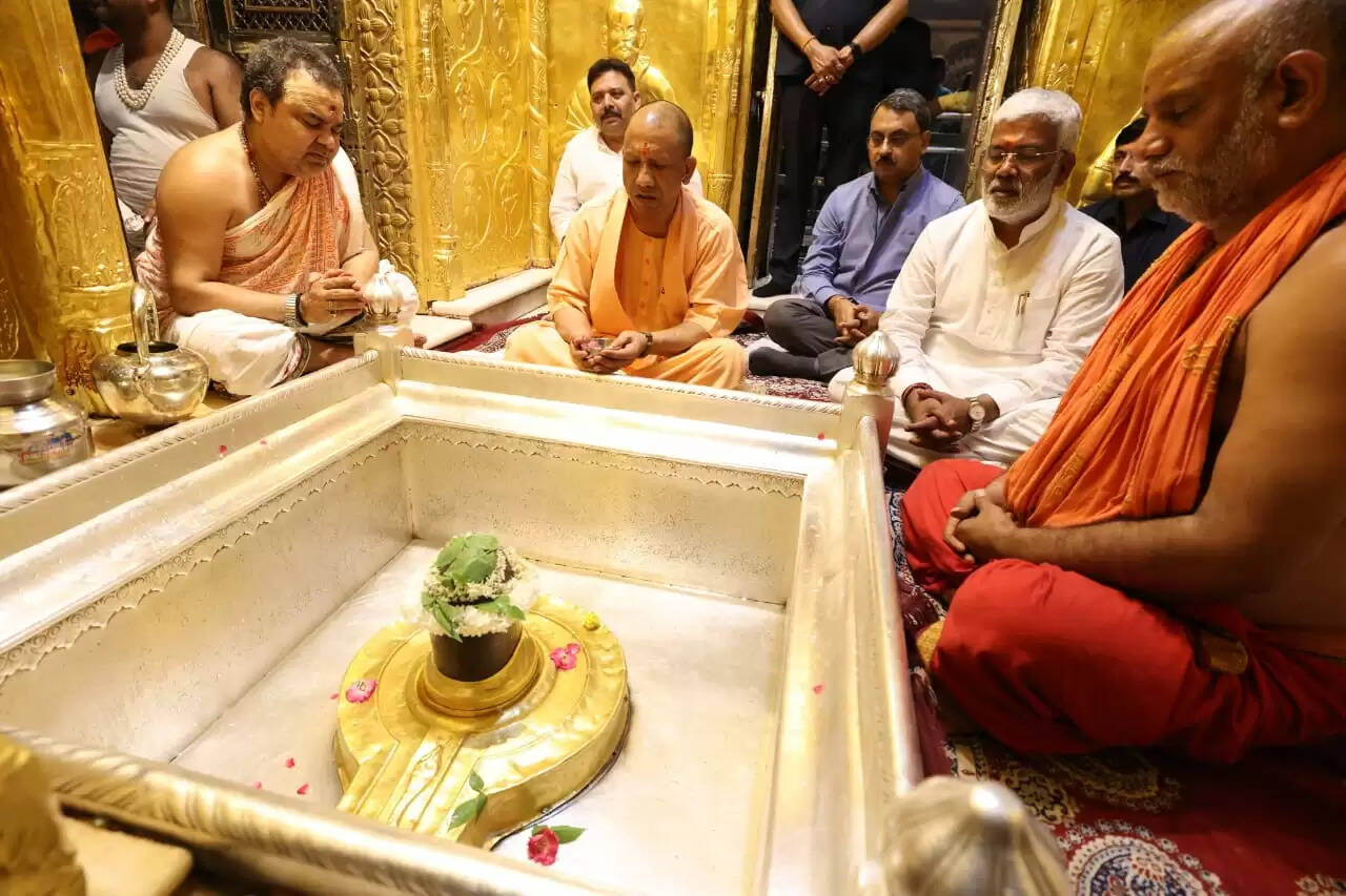 सीएम योगी ने मोहनसराय-अदलपुरा मार्ग पर बन रहे रेलवे ओवरब्रिज का किया निरीक्षण