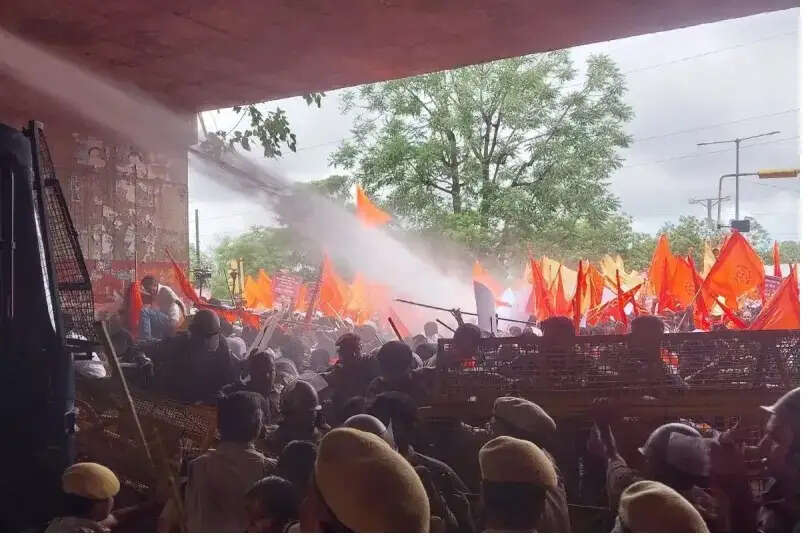 करणी सेना का कलेक्ट्रेट कूच: वाटर कैनन और लाठीचार्ज के बीच राष्ट्रपति के नाम सौंपा ज्ञापन
