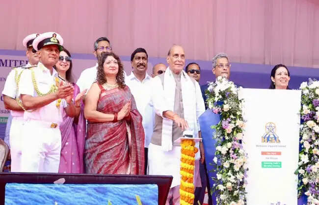 रक्षा मंत्री ने&nbsp;विशाखापट्टनम में&nbsp;लॉन्च किया&nbsp;पहला फ्लीट सपोर्ट शिप ‘सूर्या’