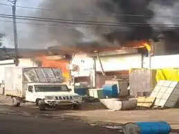 मप्र के इंदौर&nbsp;के सिंहासा गांव&nbsp;में&nbsp;बेकरी में भीषण आग, 10 टैंकर पानी के बाद पाया गया काबू, शॉर्ट सर्किट की आशंका