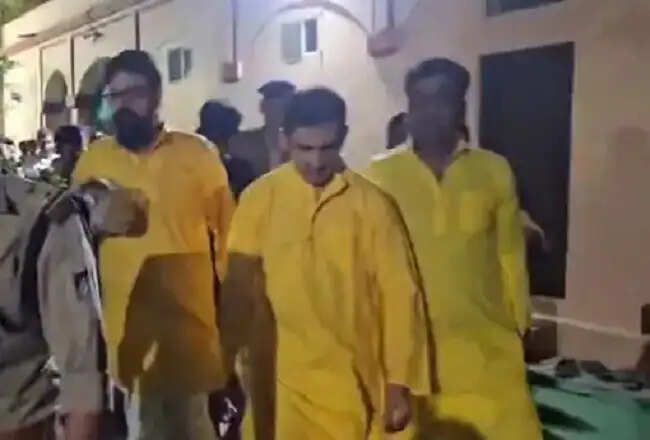 पीतांबरा पीठ पहुंचे गौतम गंभीर, मां बगलामुखी की विशेष पूजा-अर्चना कर लिया आशीर्वाद