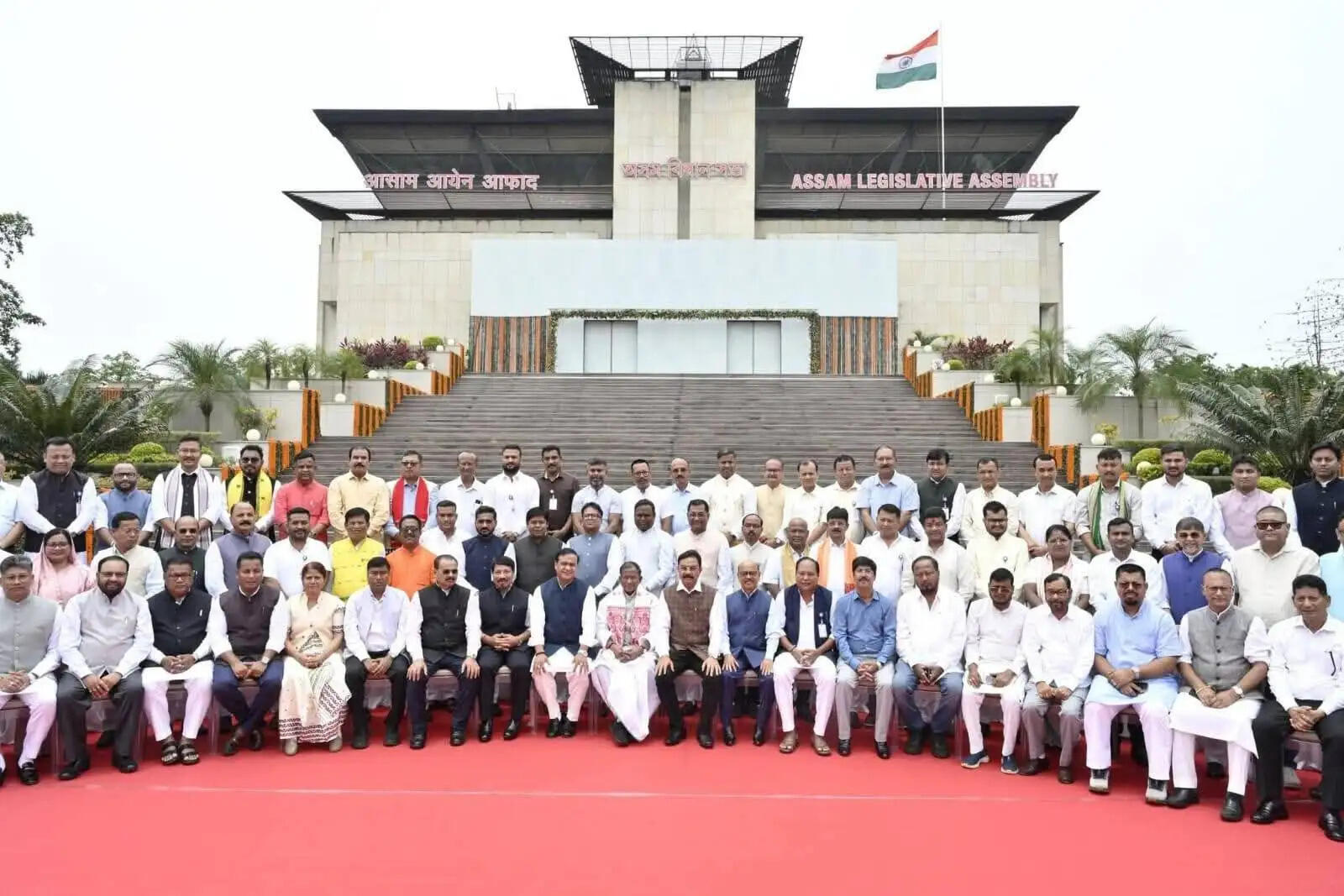राज्यपाल के अभिभाषण के बाद विधानसभा परिसर में हुआ फोटो सेशन