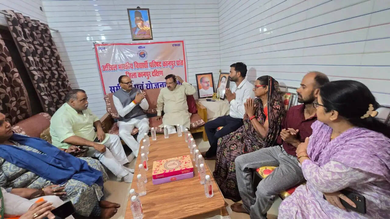 प्रकाश पाल के बड़े भाई को उप मुख्यमंत्री ब्रजेश पाठक ने दी श्रद्धांजलि