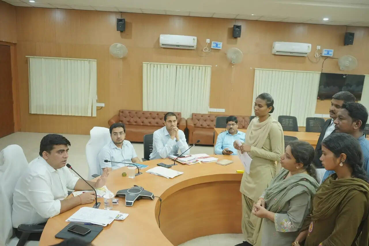 कोरबा जनदर्शन में कलेक्टर ने सुनीं नागरिकों की समस्याएं, 114 आवेदन प्राप्त, समय-सीमा में निराकरण के निर्देश