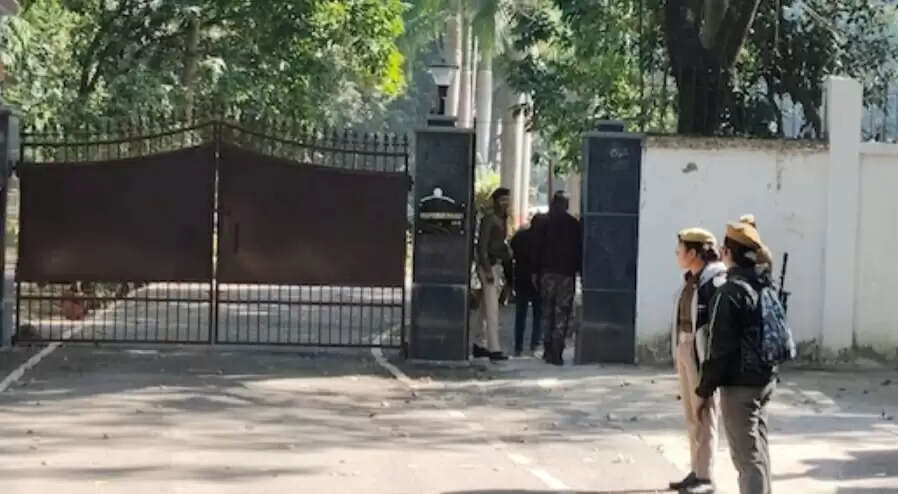 (अपडेट )निलंबित आईएएस विनय चौबे की पत्नी से 10 घंटे से एसीबी टीम कर रही पूछताछ