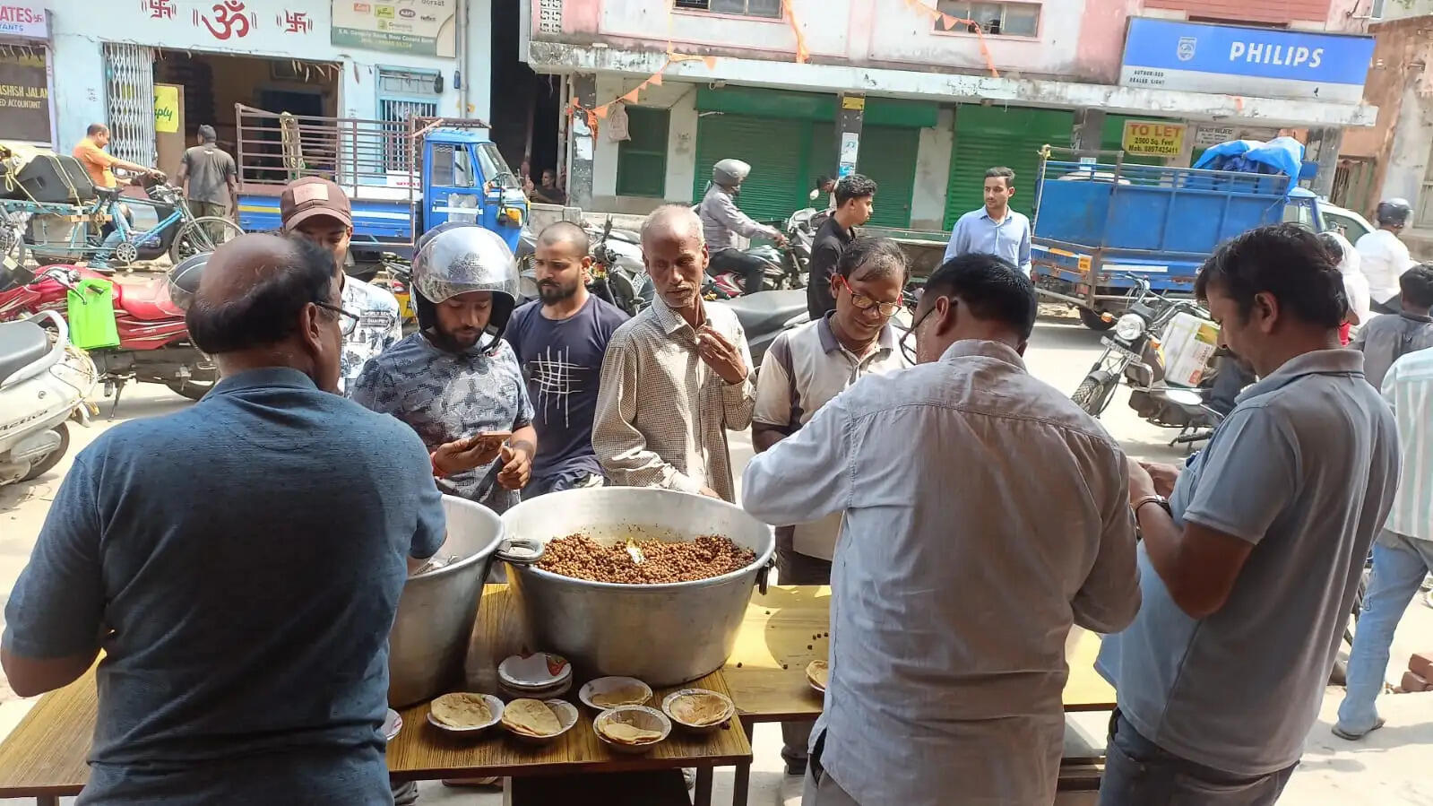 भारतीय युवक संघ के दुर्गा मंदिर के 27 वें स्थापना दिवस पर भंडारे का आयोजन