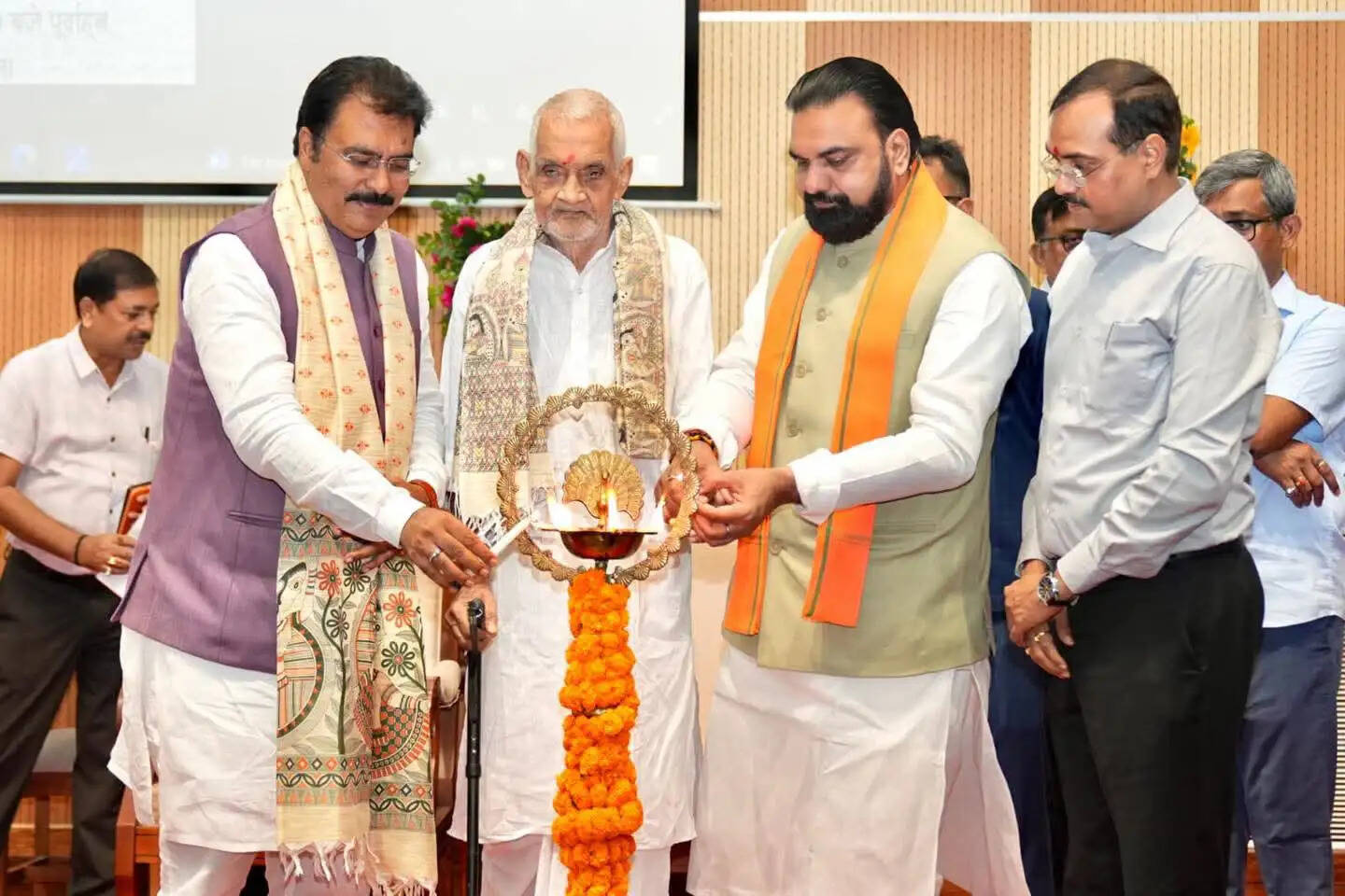राष्ट्रहित, सेवा और जनकल्याण के आदर्शों पर चलना ही महापुरुषों को सच्ची श्रद्धांजलि : संजय सरावगी