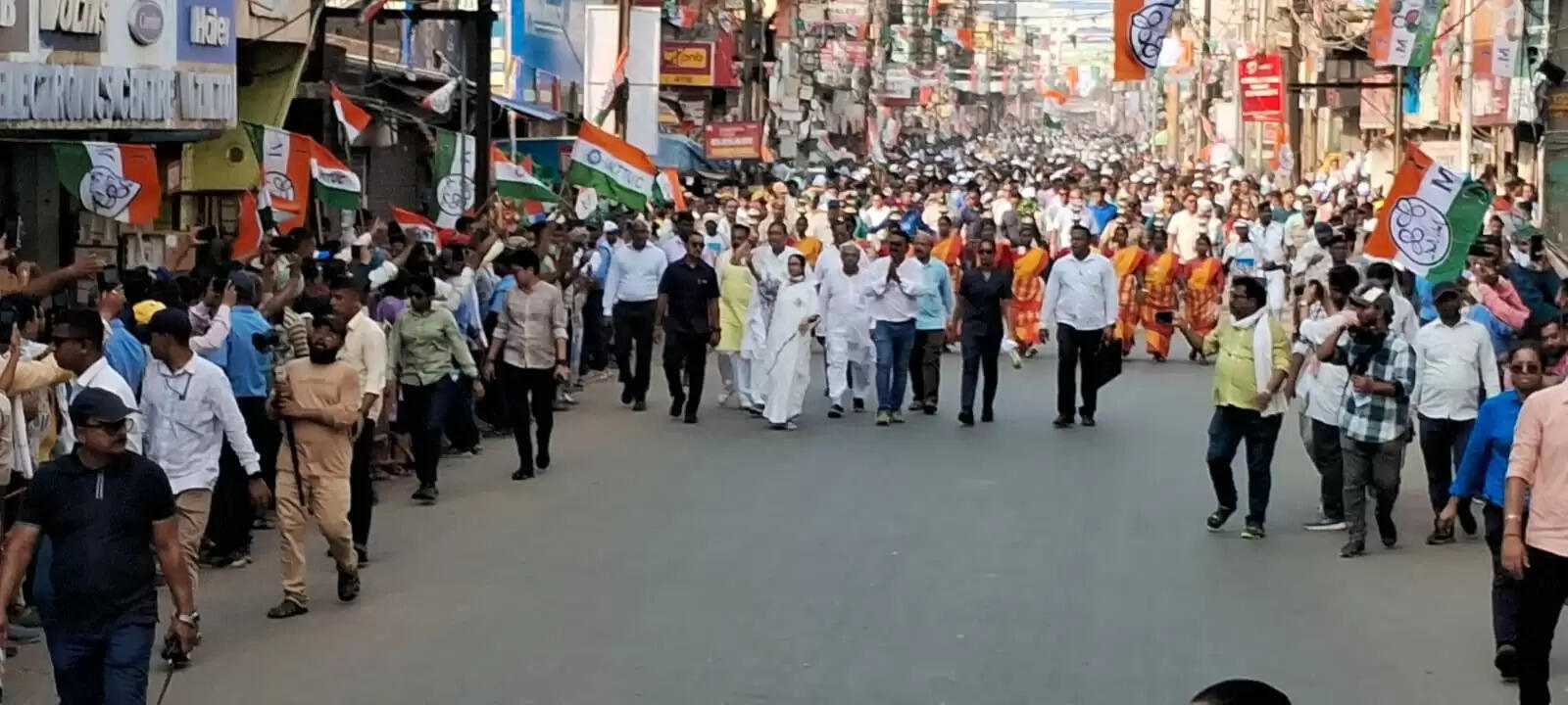 चुनाव 26 : दुर्गापुर में ममता बनर्जी के रोड शो में उमड़ा जन सैलाब