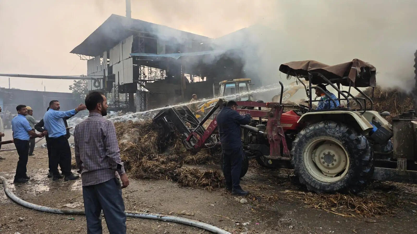 गोविंदसर स्थित अमन पेपर मिल में संदिग्ध परिस्थितियों में लगी आग, लाखों का नुकसान