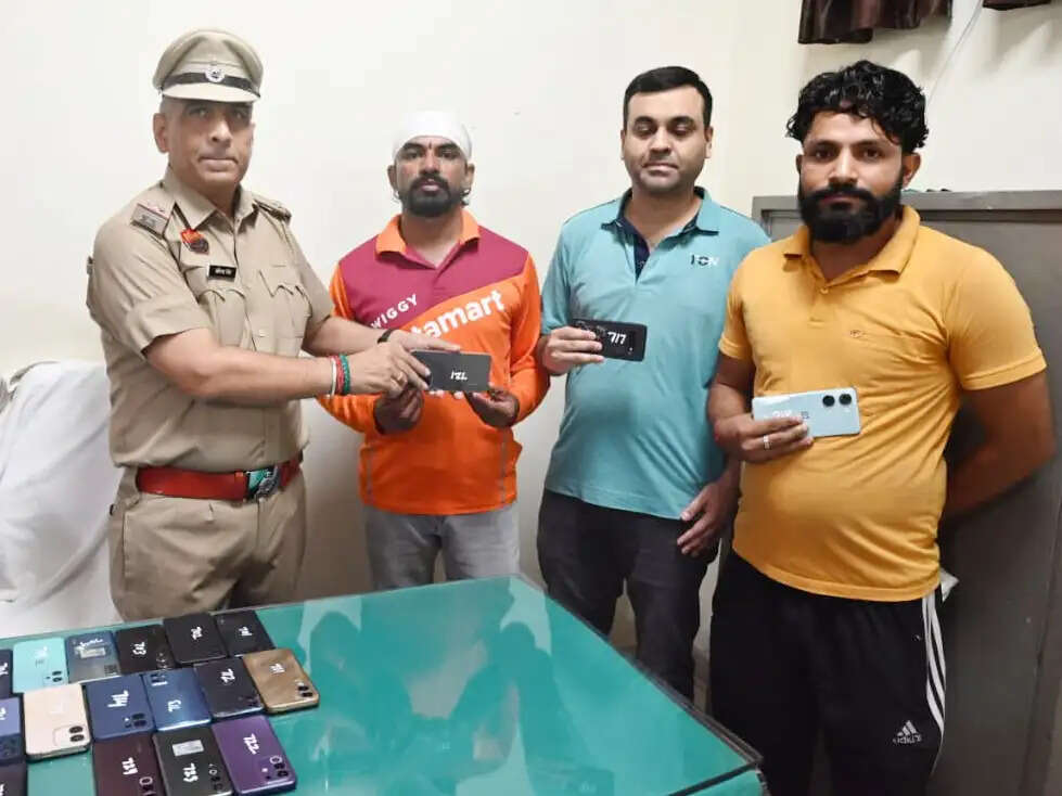 सोनीपत पुलिस ने बरामद किए 30 गुमशुदा मोबाइल, मालिकों को लौटाए