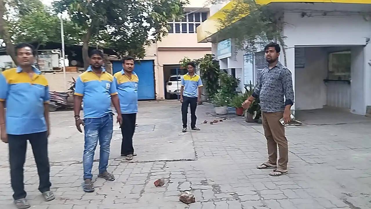 पेट्रोल के लिए मचा बवाल: सीवान में पंप पर हमला, मैनेजर व नोजल मैन से मारपीट