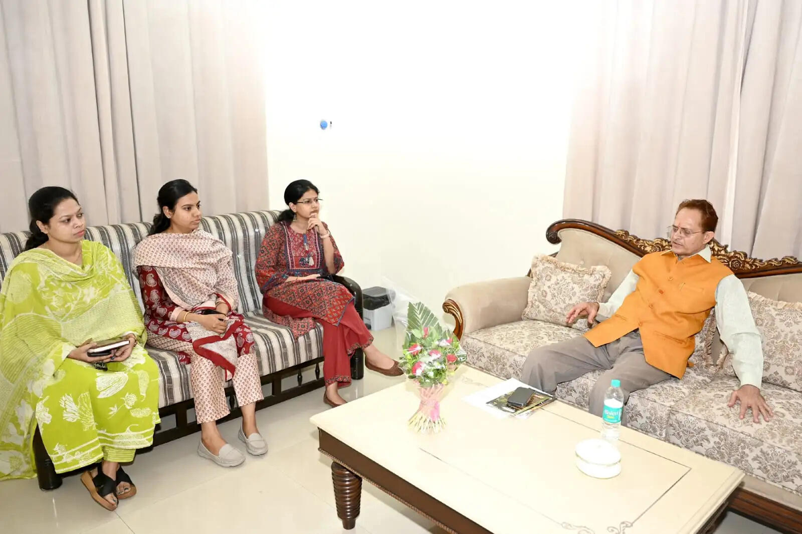 मानव अधिकारों के संरक्षण और पेयजल समस्याओं के समाधान पर दें प्राथमिकता : आयोग अध्यक्ष