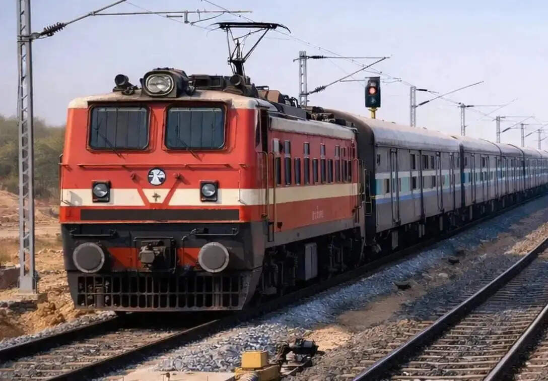 रेलखंडों पर काम के चलते ट्रेनों के रूट और ठहराव में बदलाव