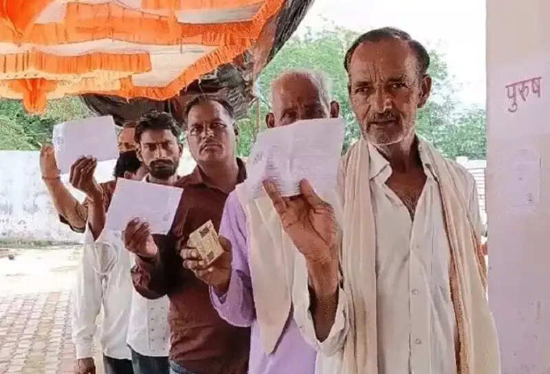 दतिया विस उपचुनाव: दोपहर एक बजे 50.26 प्रतिशत वोटिंग, मतदान केंद्रों पर लगीं लंबी कतारें