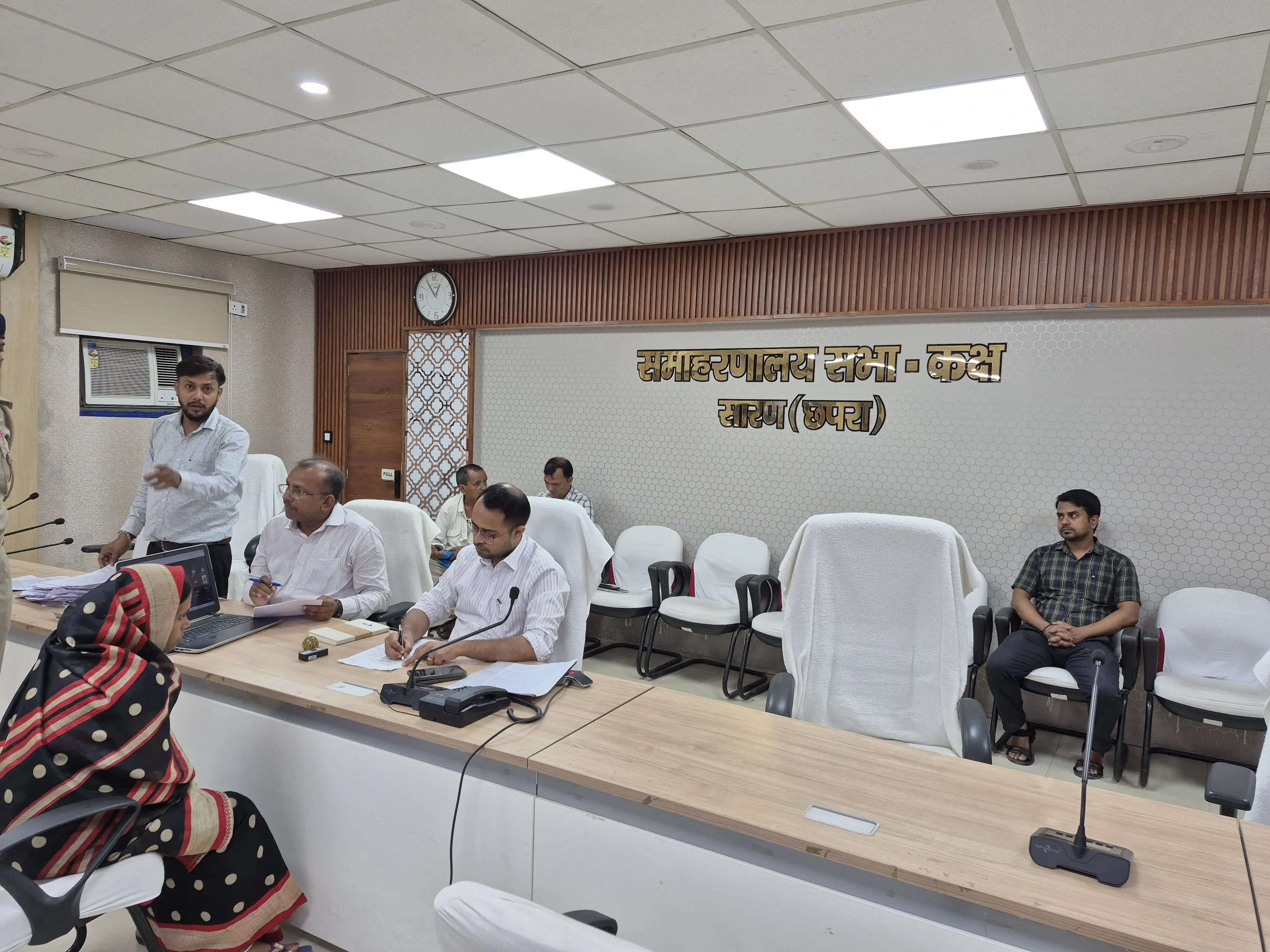 जनता दरबार में आए 105 आवेदनों का जिलाधिकारी ने कार्रवाई का दिया निर्देश