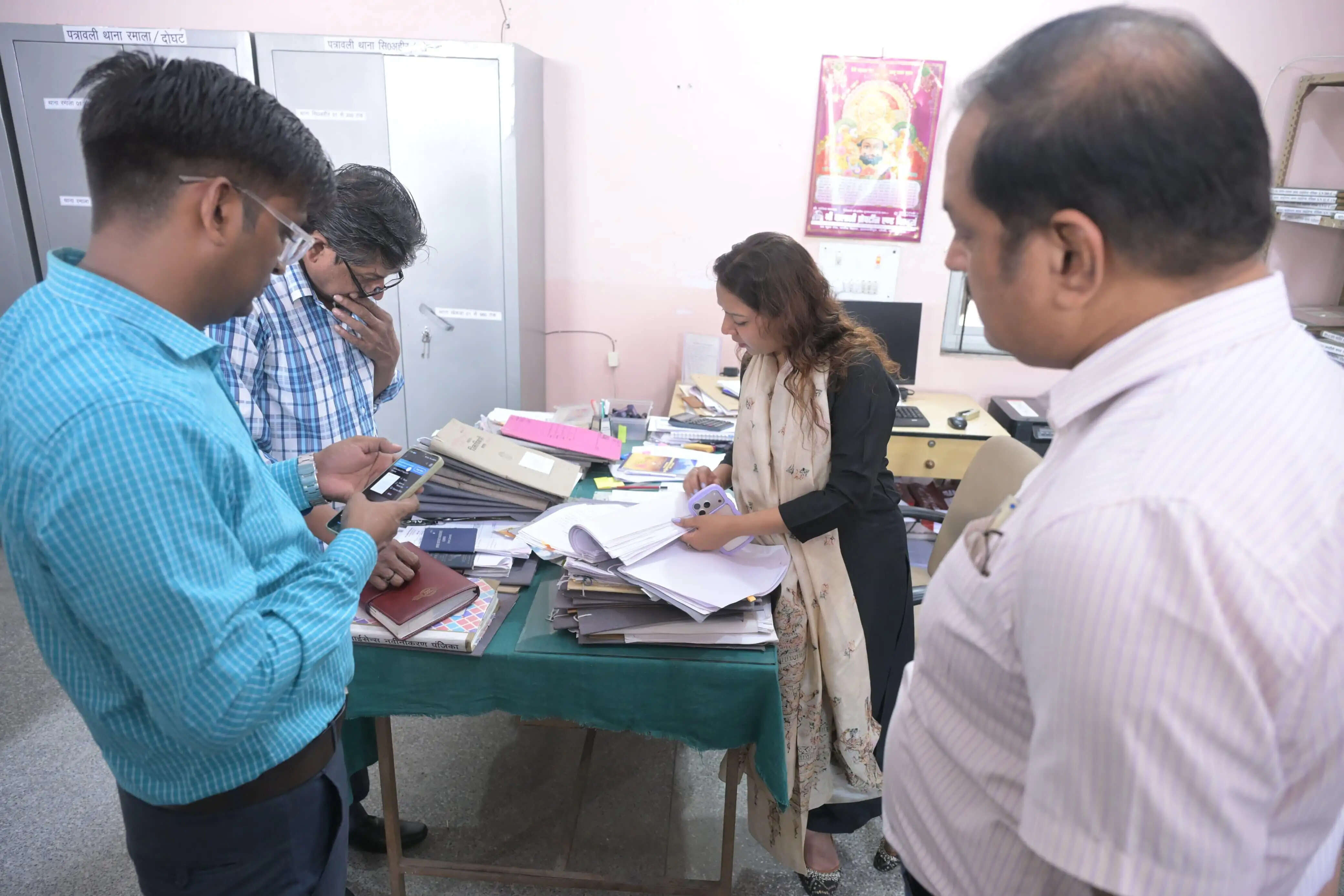 बागपत की जिलाधिकारी ने निर्वाचन वेयरहाउस का लिया जायजा