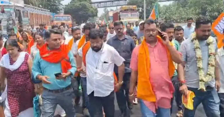 दुर्गापुर में स्थानीय रोजगार की मांग तेज, विधायक लखन घुरुई ने कई कारखानों के प्रबंधन के साथ की बैठक