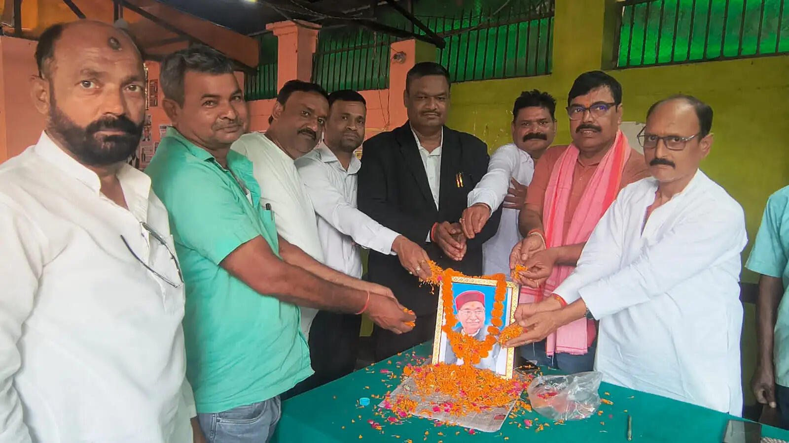 पूर्व मंत्री पंडित हरिशंकर तिवारी की तृतीय पुण्यतिथि पर भावभीनी श्रद्धांजलि