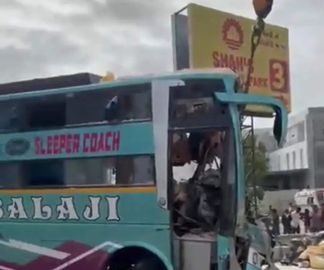 गुजरात के वडोदरा में बस हादसा, छह की मौत, 31 घायल