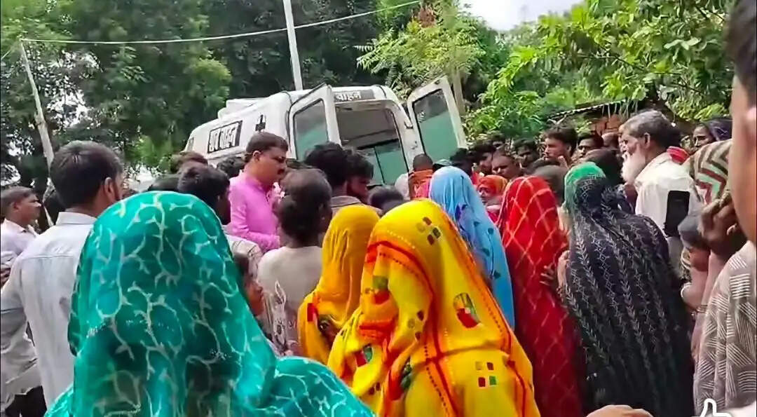 प्रतापगढ़ : प्रशासन के आश्वासन पर परिजनों ने 60 घंटे बाद किया मृतक का अंतिम संस्कार
