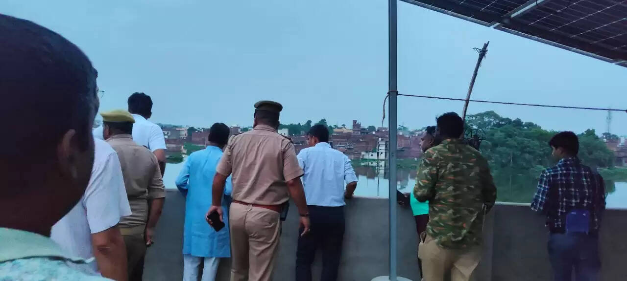 वाराणसी: जिलाधिकारी ने बाढ़ प्रभावित क्षेत्रों और राहत शिविरों का किया निरीक्षण, हर संभव मदद का आश्वासन