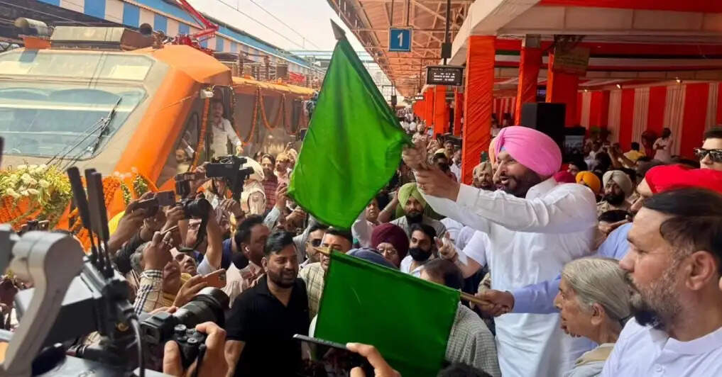रवनीत सिंह ने अमृतसर से नई अमृत भारत एक्सप्रेस ट्रेन को झंडी दिखाकर रवाना किया