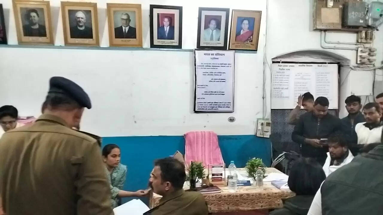 सिवनीः मिशन स्कूल सिवनी में शिकायत के बाद प्रशासनिक अधिकारियों का निरीक्षण, प्रार्थना पद्धति को लेकर छात्रों के बयान दर्ज