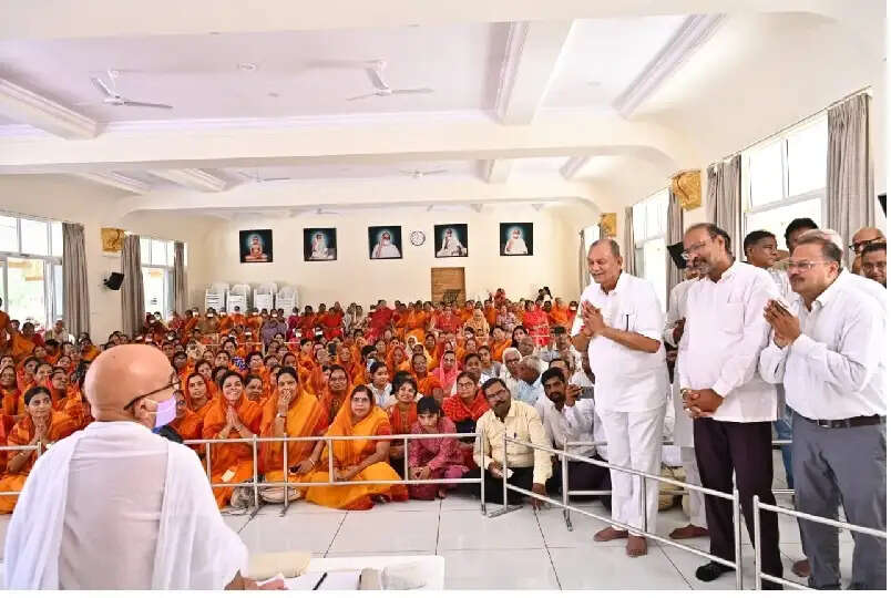 लाडनूं पहुंचकर गंगाशहर के श्रावक-श्राविकाओं ने आचार्य महाश्रमण से किया सामूहिक खमत खामणा