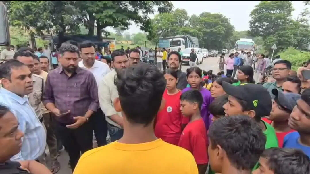 एकलव्य विद्यालय के छात्रों ने फिर किया चक्काजाम,&nbsp; चार घंटे बाधित रहा कोरबा-कटघोरा मार्ग