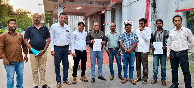 सर्व शैक्षिक संगठन ने ऑनलाइन व गैर-शिक्षकीय कार्यों के विरोध में कलेक्टर काे साैंपा ज्ञापन
