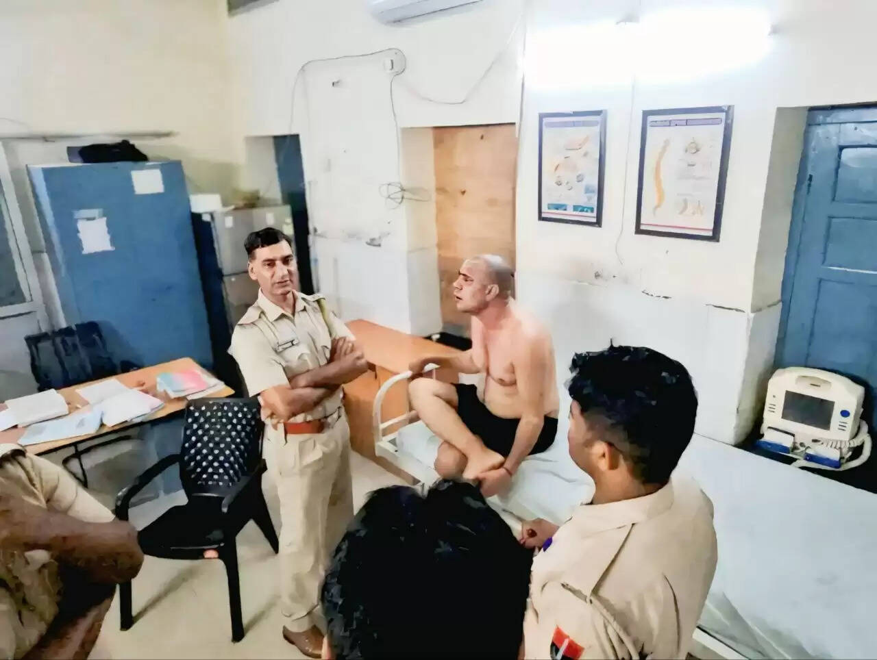 शराब के नशे में जहाजपुर जेलर का उत्पात, प्रहरी से की मारपीट, वीडियो वायरल