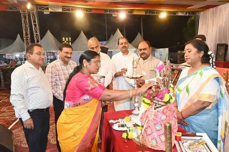 जबलपुरः पुस्तक मेले में रियायती दरों पर स्कूल सामग्री खरीदने के लिए उमड़ रही भीड़