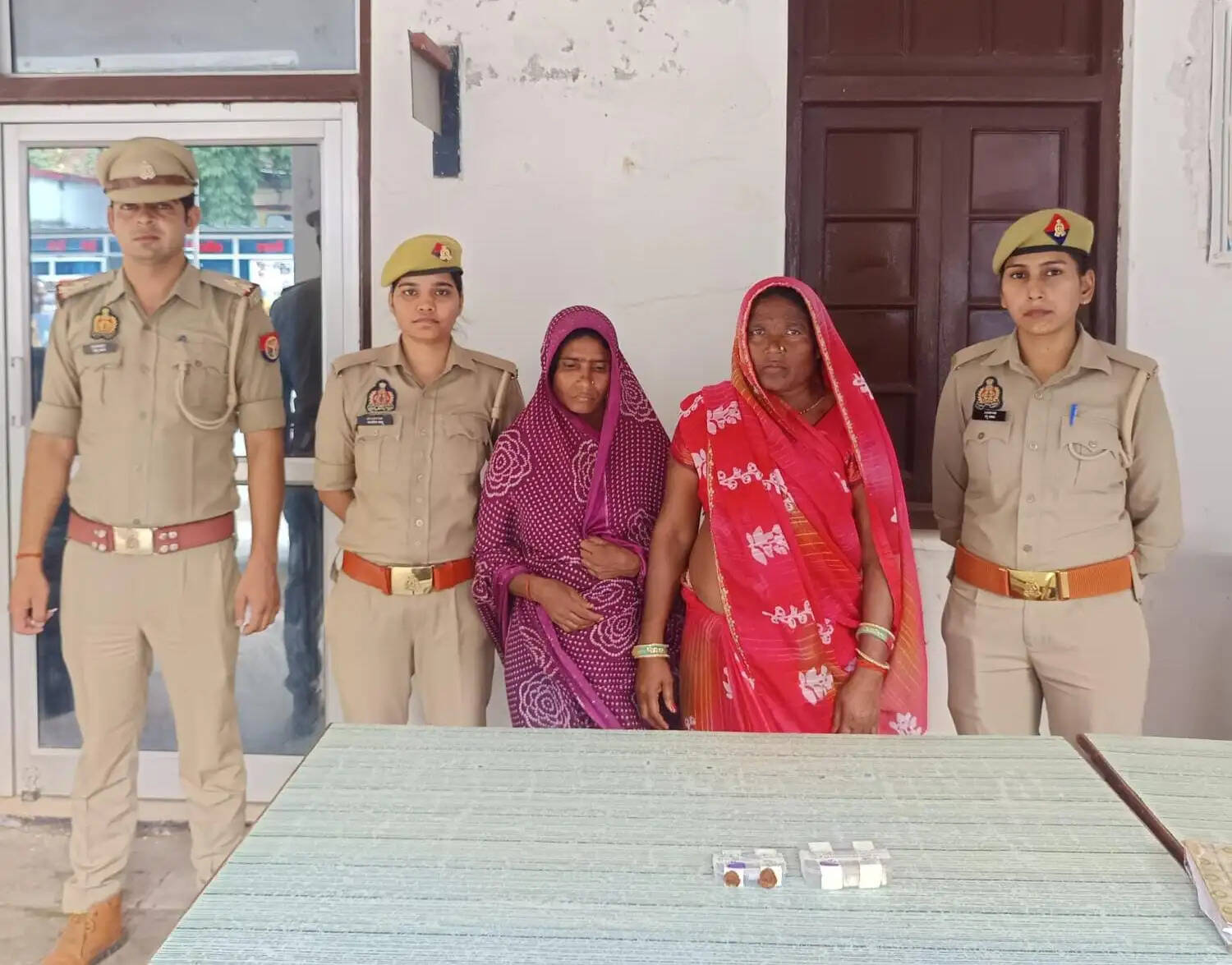 नवरात्र में महिलाओं की चेन पर नजर, कुशीनगर की दो शातिर महिलाएं बांदा में गिरफ्तार
