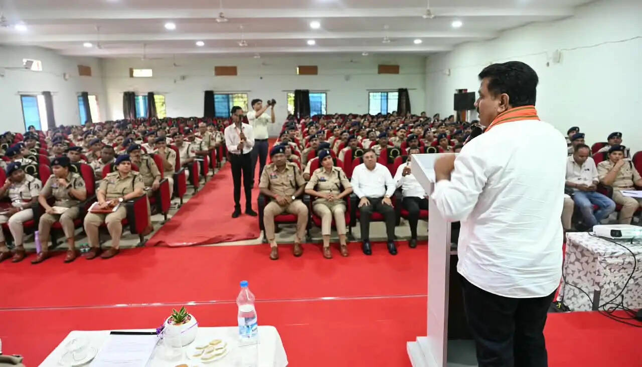नशे के अवैध कारोबार के विरुद्ध कार्रवाई को मिशन के रूप में लेकर कार्य करें : उप मुख्यमंत्री विजय शर्मा