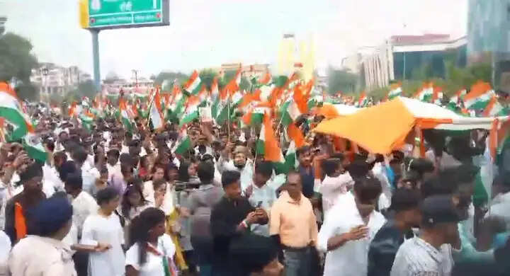 आंदोलनकारी छात्रों ने तिरंगा यात्रा निकाल कर की सरकार से मांगे मानाने की अपील