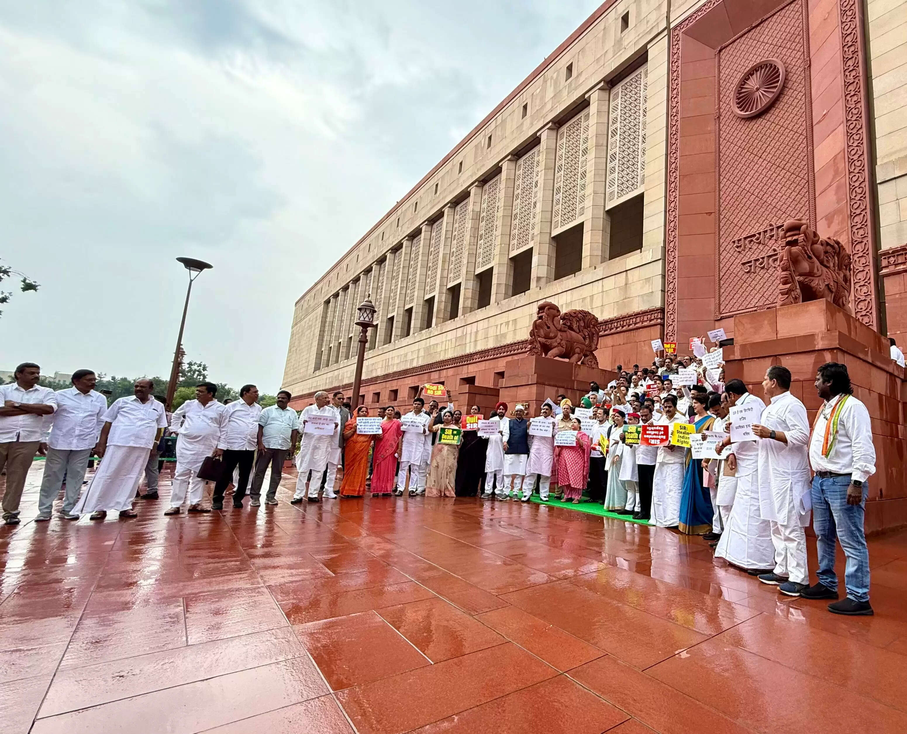 विपक्ष का एसआईआर के खिलाफ संसद परिसर में प्रदर्शन