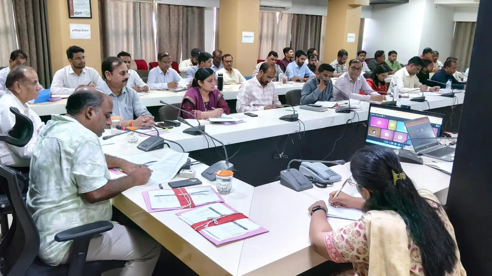 राजगढ़ः कलेक्टर ने की विभिन्न विभागों के कामकाज की समीक्षा