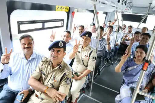 भोपाल के&nbsp;मुगालिया हाट में जन विश्वास अभियान का शिविर, &nbsp;कमिश्नर-आईजी समेत जिला प्रशासन के अधिकारी&nbsp;इलेक्ट्रिक बसों से पहुंचे