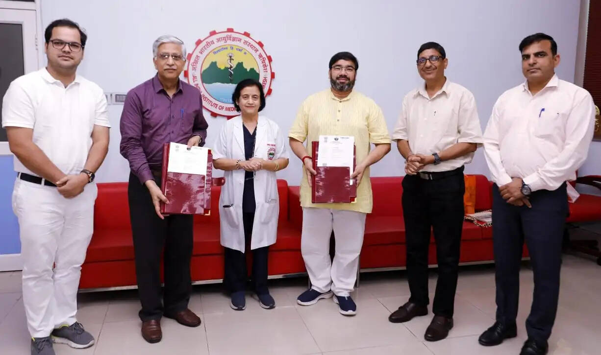 पतंजलि और एम्स ऋषिकेश के बीच समझौता, आयुर्वेद व आधुनिक चिकित्सा पर होगा संयुक्त शोध