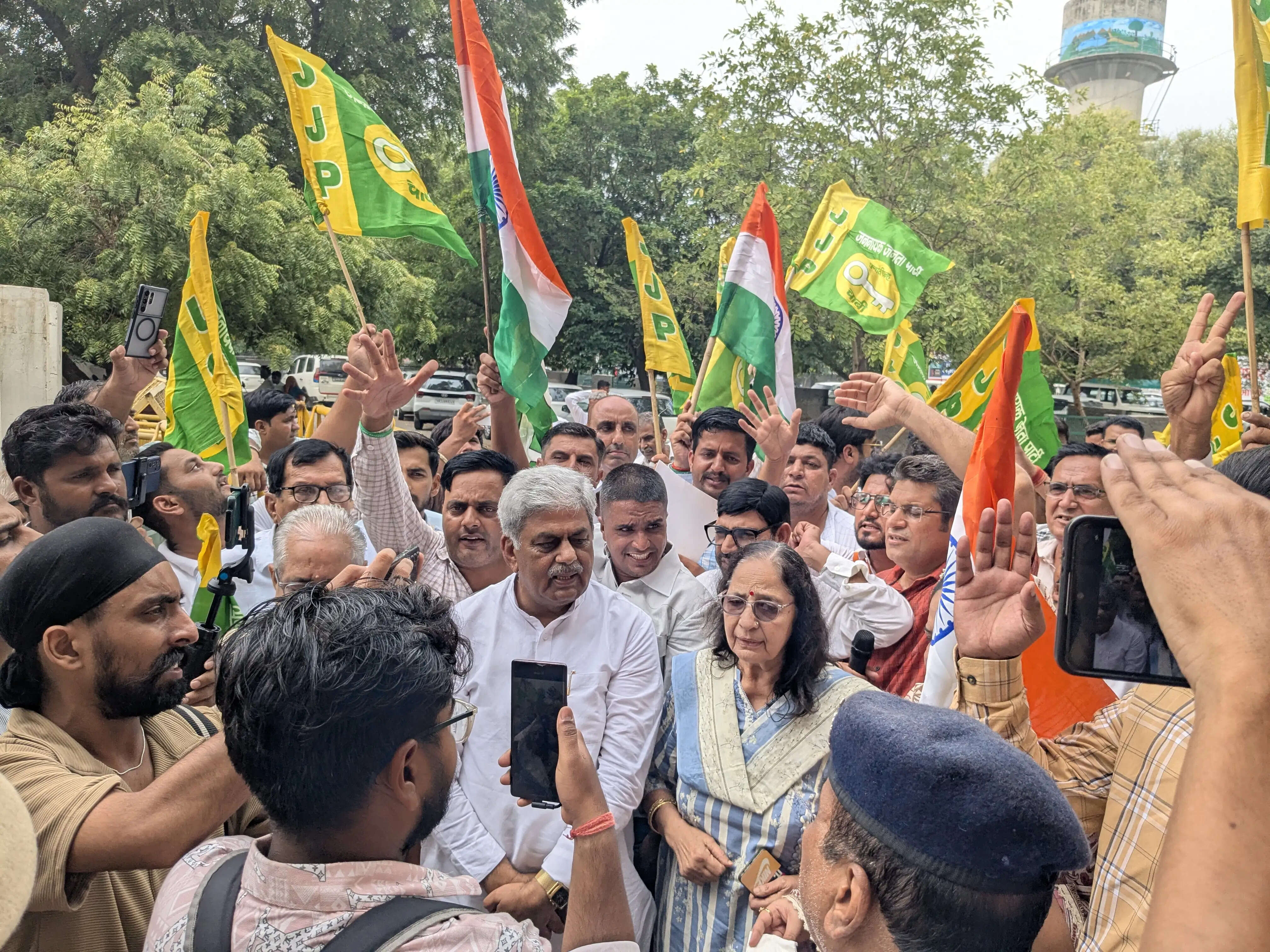 सिरसा: जंतर-मंतर पर लाठीचार्ज के विरोध में सड़कों पर उतरी जेजेपी