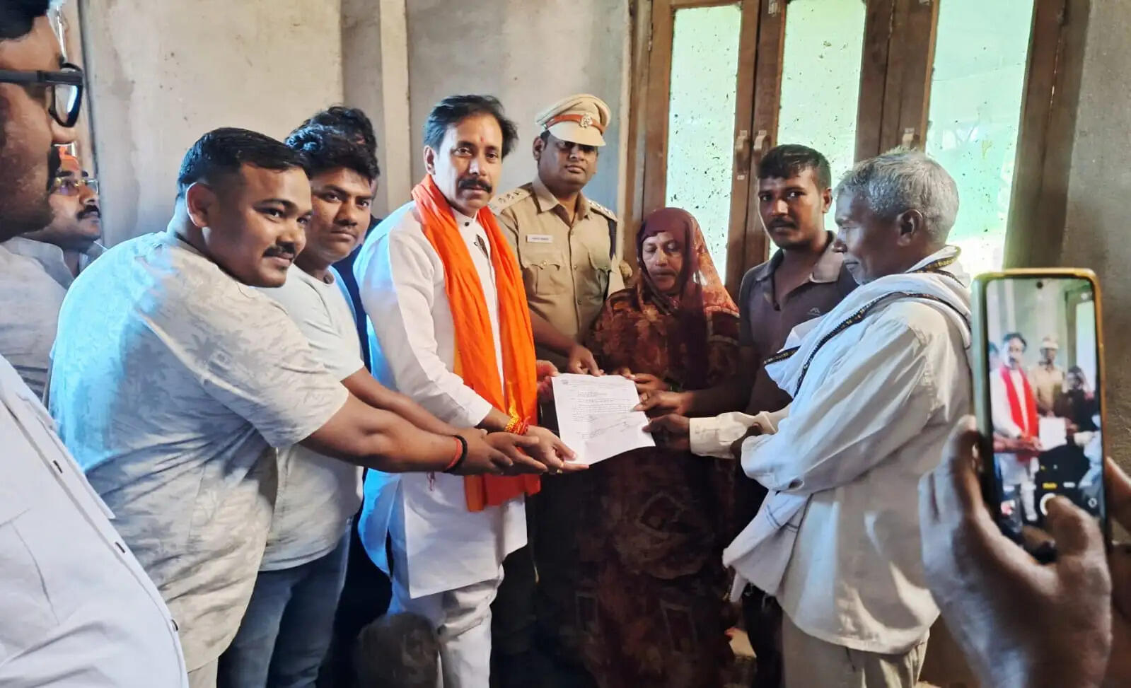 तेंदुए के हमले से घायल पीड़ितों से मिले कैबिनेट मंत्री अनिल राजभर,दी सहायता राशि